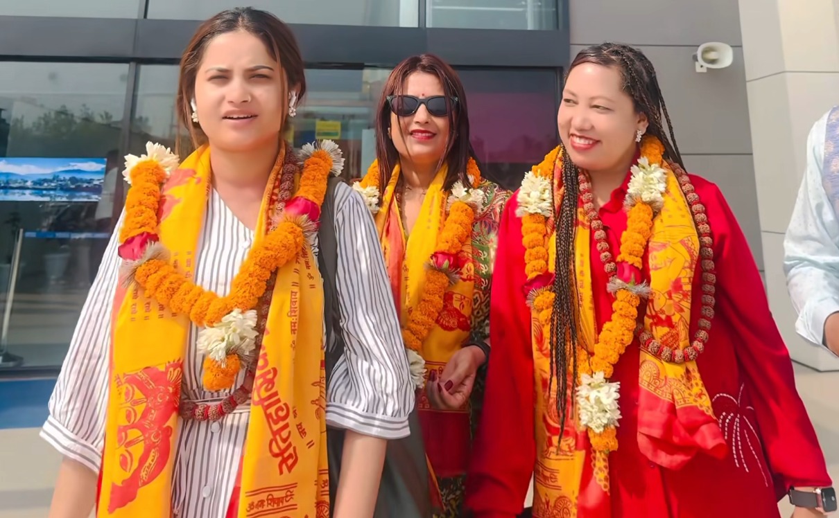 आमालाई लिएर एक्कासी किन गईन् गायिका एलिना चौहान पोखरा ?
