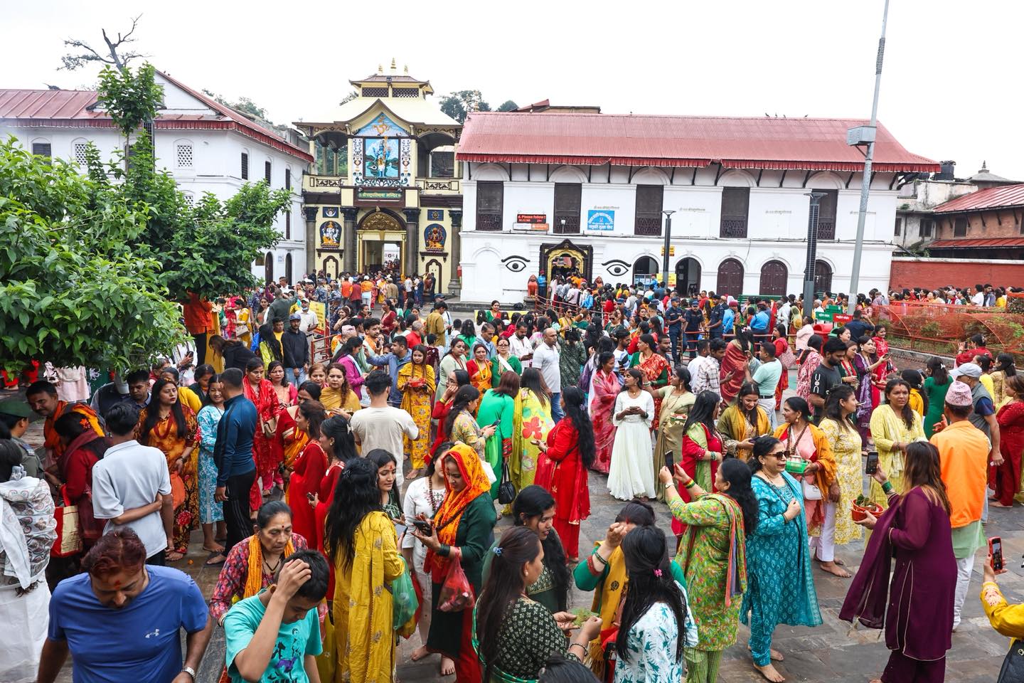 साउनको पहिलो सोमबार, पशुपतिमा दर्शन गर्ने हरुको भिड!